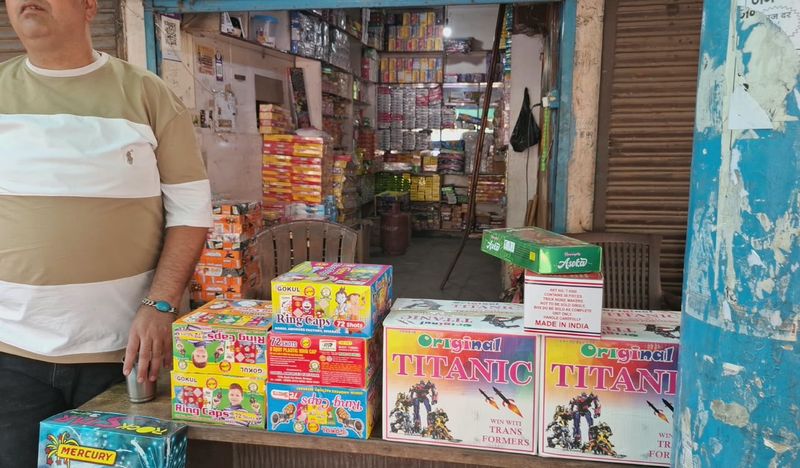 ਗੈਰ-ਕਾਨੂੰਨੀ ਪਟਾਕੇ ਸਟੋਰ ਕਰਨ ਵਾਲੇ: ਲੋਕ ਵਿੱਚ ਧੜੱਲੇ ਨਾਲ ਵਿਕ ਰਹੀ ਹੈ-ਕਾਨੀ ਪਟਾਕੇ