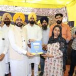 ਮੇਰਾ ਘਰ ਮੇਰਾ ਨਾਮ ਸਕੀਮ: ਕੋਟ ਸੇਖੋਂ ਦੇ ਲਾਭਪਾਤਰੀਆਂ ਨੂੰ ਪਰਟੀ ਪੈਸੇ ਵੰਡੇ।