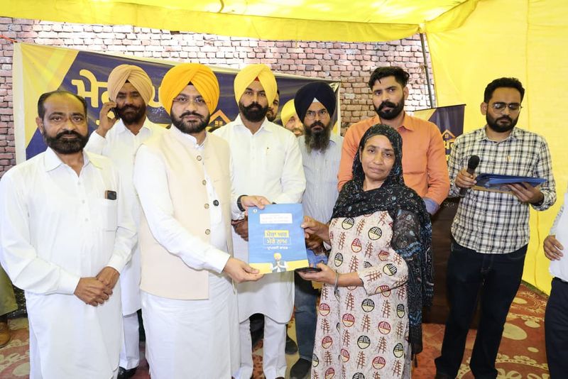 ਮੇਰਾ ਘਰ ਮੇਰਾ ਨਾਮ ਸਕੀਮ: ਕੋਟ ਸੇਖੋਂ ਦੇ ਲਾਭਪਾਤਰੀਆਂ ਨੂੰ ਪਰਟੀ ਪੈਸੇ ਵੰਡੇ।