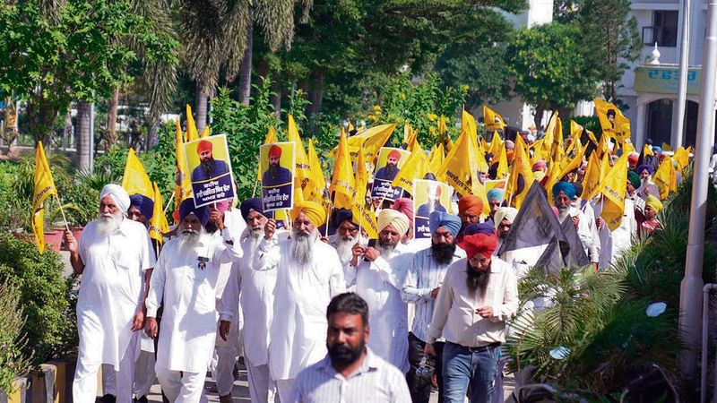 ਪ੍ਰਵਾਸਾਂ ਦੀਆਂ ਰਿਹਾਇਸ਼ਾਂ 'ਤੇ ਲਾਹੰਤ ਪੱਤਰ ਚਿਪਕਾਏ