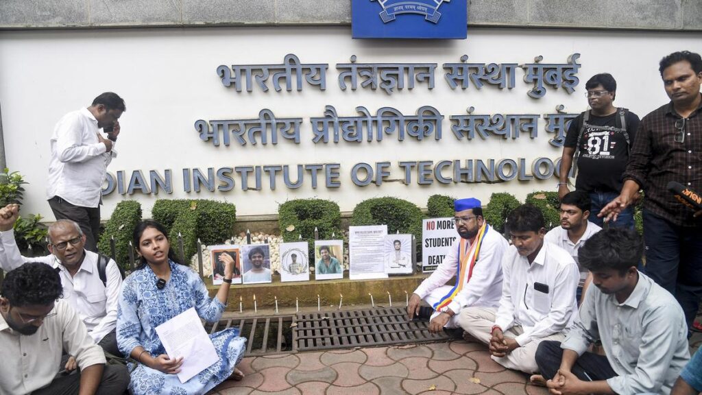 IIT ਕੋਲ UGC ਦੁਆਰਾ ਸਿਫ਼ਾਰਿਸ਼ ਕੀਤੇ ਜਾਣ ਨਾਲੋਂ ਬਹੁਤ ਘੱਟ ਮਾਨਸਿਕ ਸਿਹਤ ਸਲਾਹਕਾਰ ਹਨ: RTI ਡੇਟਾ